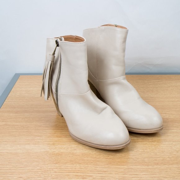 Qupid Shoes - Quipid Zip Up Ankle Bootie Cream With Tan Heel Size 6.5 Tassle Zipper Pull